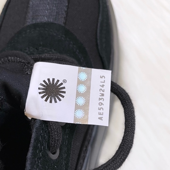 UGG Women’s LA Cloud Low Sneakers In Black - Picture 8 of 8